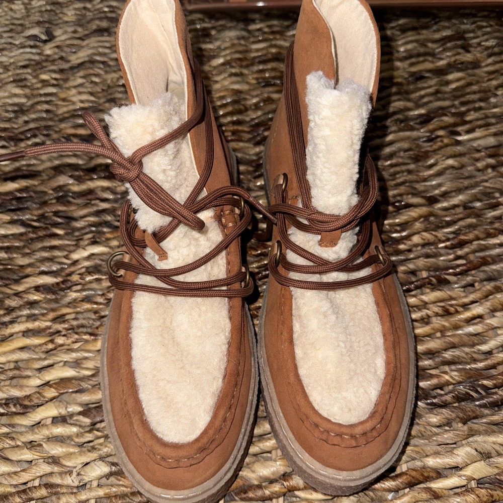Women's Hush Puppy Lug Sole Short Boot Size 8 Beige